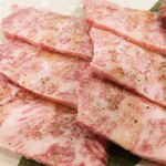 ホルモン肉問屋 小川商店 - 何だろね〜この霜降り肉は？