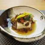 Oryouri Hisamatsu - 先付・長芋羹 きのこのお浸し：長芋と大和芋を混ぜてゼラチンで固めた 長芋羹 に えのき、しめじ、椎茸 のお浸しがかけられ、黄色の菊の花びらと いくらがトッピングされてた秋を感じられる一品です。　　　　　2019.11.30