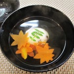 Oryouri Hisamatsu - 椀物・むかご真薯：むかごの真薯は珍しいですネ！　山椒がトッピングされ、紅葉切りされた 2種類の色の人参が数枚 散らしてあります。 お汁もイイですネ！　　　　　2019.11.30