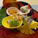 Oryouri Hisamatsu - 季節の八寸：竹を編んだ濃茶の箕に 柿の葉が添えられ、赤い紅葉、黄と緑の銀杏の葉が秋を演出する 紅葉の景色を眺める様な色鮮やかな八寸です。　　　　　2019.11.30