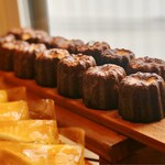 隠れ家ダイニング ソラマ - カヌレ＠外はカリカリ。焦げの寸前のほろ苦と中はじゅんわりのコントラスト