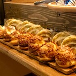 隠れ家ダイニング ソラマ - シュークリーム、ピスタチオのロールケーキ＠ピスタチオのさっくりダックワーズ生地にロールされた生クリームと苺