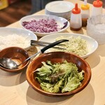 隠れ家ダイニング ソラマ - この日のサラダは レタス、レッドキャベツ、キャベツ、大根