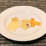 隠れ家ダイニング ソラマ - チーズ。黒胡椒入りのチーズがピリリと美味しい