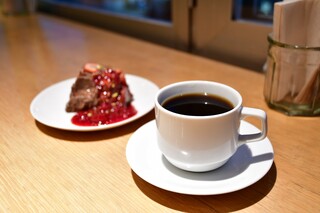 SINCERE GARDEN CAFE - [左奥]米粉のチョコレートケーキ＠840円│[右手前]有機コーヒー（デカフェ）@680円