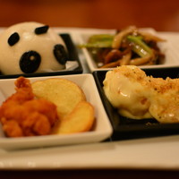 桂花苑 - パンダ肉まん　牛肉の細切りと野菜の炒め等