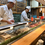 120967376 - 目の前で板さんが握る寿司は最高！カウンター下には手洗いの水が流れてて清涼感あり