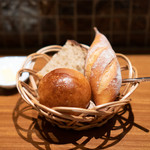 ラ レーヴ - 自家製パン3種 ボルディエのバター