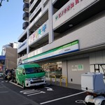 Family Mart - 外観。