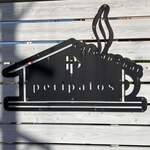 peripatos - 駐車場は店の前に3台。少し離れたところに3台あります。