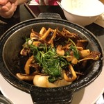 常旺熱炒 - 【三杯中卷 150元】イカの三杯(ゴマ油・酒・醤油)ソース。ピリ辛なのでお酒のつまみにも◎。上の葉っぱが九層塔(台湾バジル)です。