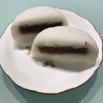 蒸気屋 - スポンジ状の生地にこしあんが入ってます。