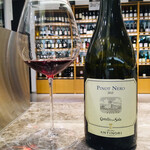 エノテカ  - フランボワーズやラズベリーなどの赤系果実のアロマにスパイスのニュアンス。果実味がしっかりとしておりふくよかな印象。程よい甘味が心地よく残りタンニンはシルキーで滑らか。