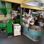 田代珈琲 - 軽自動車くらいの大きさの焙煎器など大小の焙煎器が４台ありました