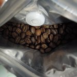 田代珈琲 - 100g1,890円の豆。袋に弁がついていて、その弁からガスが抜けます。チャック付きの密閉