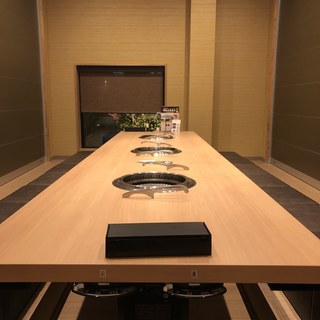 7~16名の大型掘りごたつ席。足元ポカポカの床暖房完備。