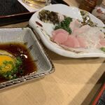 鶏繁 - うずら生卵と醤油を絡めて