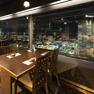 Seats where you can enjoy the beautiful night view from the 24th floor