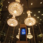 キュイジーヌ[s] ミッシェル・トロワグロ - ホテルのシャンデリア