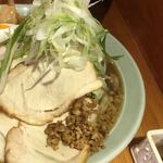 まいにちラーメン - 具の後ろにお肉が隠れてます