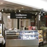 La Maison ensoleille table - お店のケーキコーナー