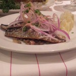 温かいイワシの燻製のサラダ