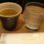 うどん日和 - 席に着くと、お冷とお茶を、持って来てくれました