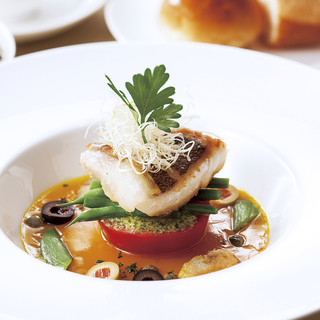 木漏れ日をイメージした明るい店内で、優雅なランチタイムを