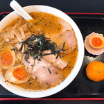 漢方ラーメン 渡辺 - 漢方ラーメン全部のせ 女性お一人様サービスの味玉子半分とみかん