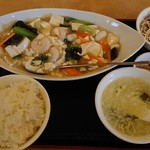 Yoshi yoshien - 海鮮と豆腐のうま煮定食￥728＋税