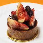 LESS - Autumn black fig tart