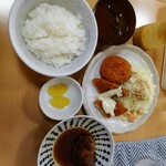 Matsuya - 日替ランチ700円。豚の角煮·白身魚フライ·クリームコロッケ·赤だし·漬物。