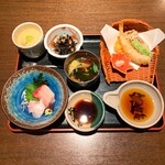 Kamameshi Suishin - お料理の内容は、お造り(鯛・はまち)、天婦羅(海老・舞茸・ししとう・かぼちゃ)、小鉢(ひじき)、茶碗蒸し、吸い物になります(o^^o)