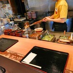 丸醤屋 - 食券を渡したら調理してくれます