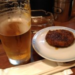 立ち飲み へ - コロッケとビール