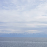 ひみ浜 - 店の前の海岸から見える富山湾越しの冠雪した立山連峰
