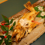 金沢犀川温泉 川端の湯宿 滝亭 - のどぐろ塩焼き（箸を入れたところ肉厚の白身が姿を見せる）