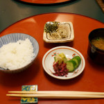 金沢犀川温泉 川端の湯宿 滝亭 - 御飯（金沢山間地米こしひかり滝の精）、止め椀（金沢味噌仕立て）、卸菜（自家製おじゃこ）、香物