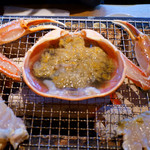 近江町・海鮮市場料理 市の蔵 - 加能ガニ（炭火焼き中)