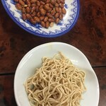 四川DINING 望蜀瀘 - アテに出て来たのが、塩の効いたピーナッツと妙な麺？
            
            恐る恐る食べたらこれが美味い！
            
            干した豆腐を切って麺にしたモノらしい。
            
            味付けは塩と油かなぁ？？？
            
            
            
            