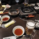 韓国酒膳わんじゃ - お店オリジナル鉄板で焼く焼き肉！
油は隅の穴から垂れる仕組みになっています。