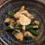 Denkichi - お通しのアサリとニンニクの芽と玉ねぎの炒め物です