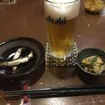 Denkichi - ビールとお通しです。銘柄はスーパードライではありません。箸置きはカルパスでした