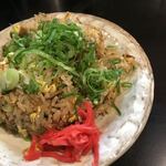 Nishimatsuya - おそらくラーメン用の、
                青ネギと紅生姜のせ♪