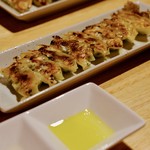 神戸餃子 樂 - イタリアンハーブ餃子はオリーブオイル塩で