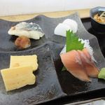 Umi No Sachi - おかずはサバ、玉子焼き、カマボコ、サーモンの刺身。
