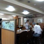 エムエムコート - 店内の雰囲気です。 入口近くから店内奥を撮っています。 店内は、全てテーブル席になっています。