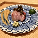 肉屋 田中 - お造り：五島のクエ 20日熟成で、松坂牛のランプ 1晩昆布締め、クエの肝の醤油 キャビア