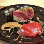 肉屋 田中 - 棒寿司：神戸牛のマルの棒寿司 赤酢のシャリ、紅芯大根のガリを添えて