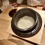 肉屋 田中 - 土鍋ご飯：松葉蟹と神戸牛の出汁で炊いたご飯